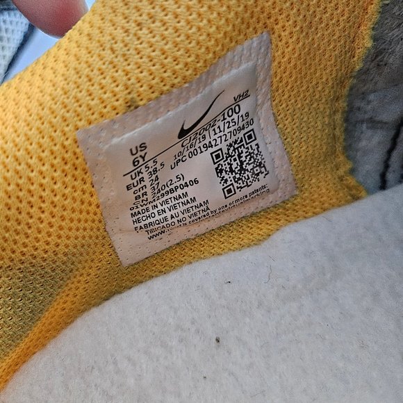 Nike Boys Air Max Sneaker Athletic CJ2002 100 Laser Chrome Size 6Y - Picture 4 of 9